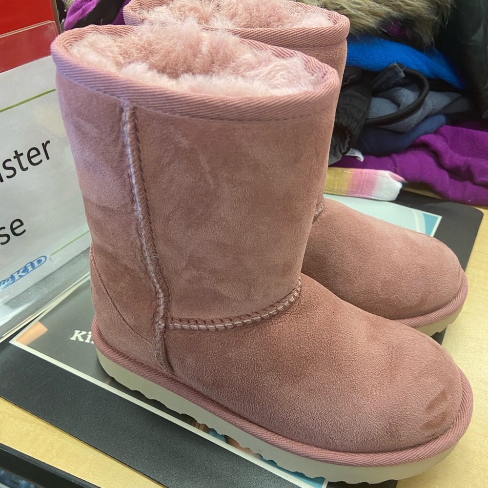 toddler girl size 12 Ugg’s. Never worn Smoke free